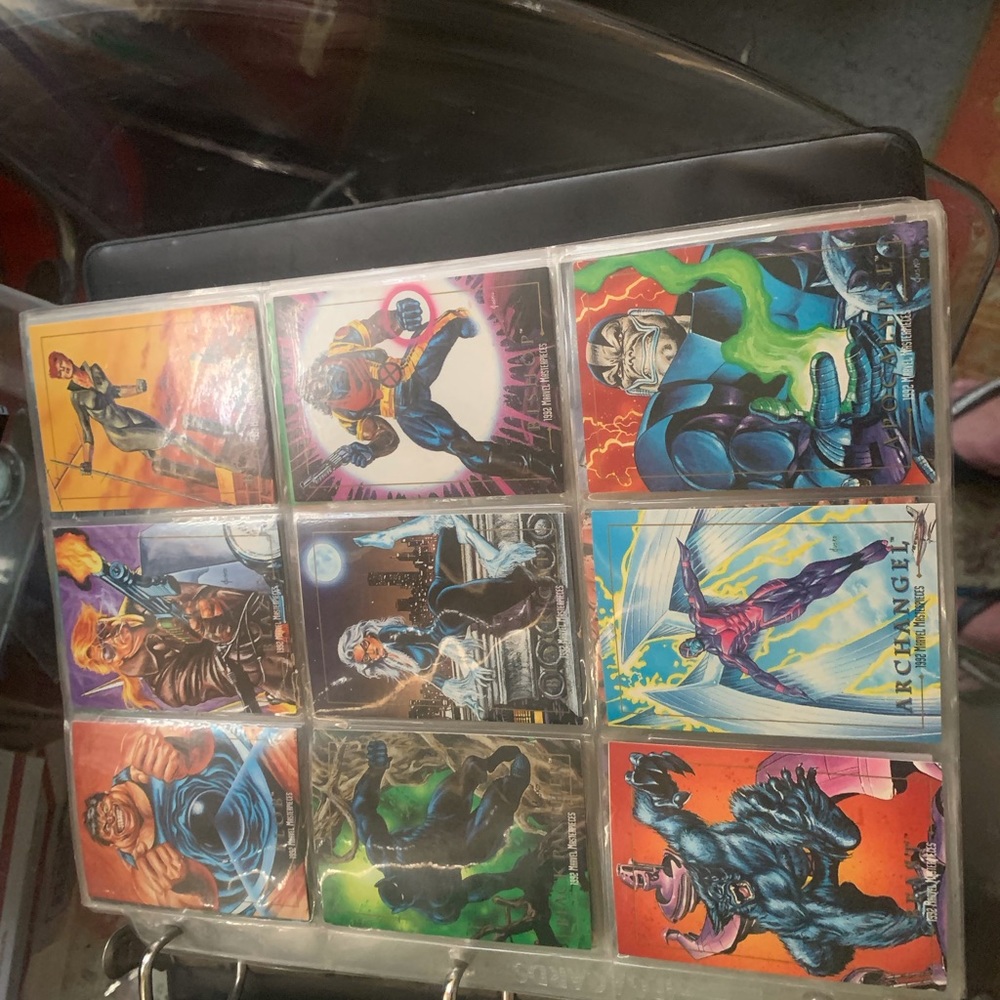 MARVEL COMICS SKYBOX COLLECTORS CARDS w/binder 541 cards